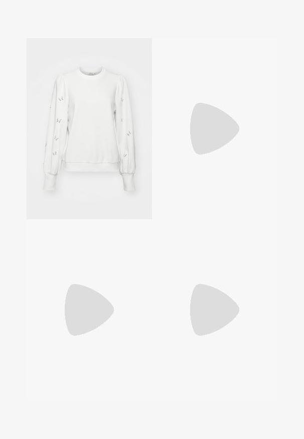 Felpa bianca con maniche a sbuffo, motivi di farfalle ricamati sulle braccia e polsini e orlo a coste. Tessuto morbido e design casual.; Jeans azzurri chiari a vita alta realizzati in denim. Presentano gambe larghe, due aree strappate sulle ginocchia e il classico styling a cinque tasche.; Sneaker alta in tela bianca con suola in gomma nera, punta in gomma frontale e sei asole per i lacci, caratterizzata da un design pulito e minimalista.; Borsa a tracolla in pelle rossa con un design angolare e geometrico. Presenta una singola tracolla regolabile e una chiusura a patta con dettagli cuciti.