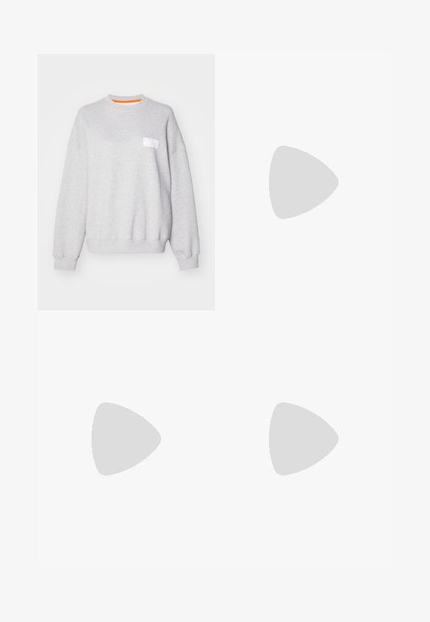Mads Nørgaard ATLI - Sweatshirt - light grey; Cardigan en tricot beige clair avec un col, des manches courtes et quatre boutons. Texture douce et coupe décontractée, cropped.; Pantalons larges beige en mélange de lin, avec une taille haute, des plis et une texture lisse. Aucun matériel ou motif visible.; Mocassins en cuir beige avec une semelle noire épaisse, de forme rectangulaire et bande avant. Portés avec des chaussettes noires mi-mollet. Détails de surface texturée.