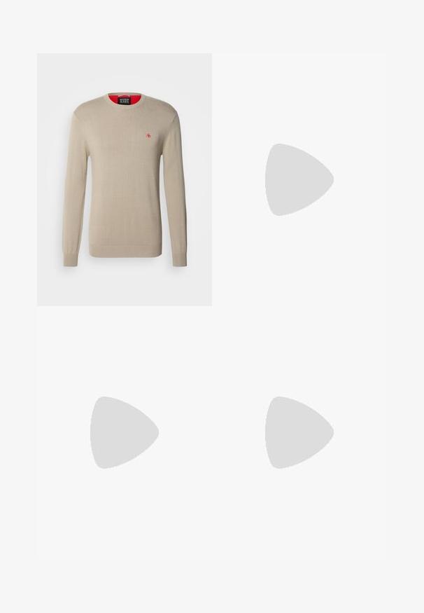 Beige gestrickter Pullover mit langen Ärmeln, rundem Halsausschnitt und einem kleinen roten Logo auf der Brust. Mit gerippten Bündchen und Saum ausgestattet.; Schwarze Denim-Jeans mit geradem Beinschnitt, ausgestattet mit einem Knopfverschluss, fünf Taschen und minimaler Naht für ein sauberes Erscheinungsbild.; Schwarzer Leder-Schnürschuh mit abgerundetem Zeh, glatter Textur, minimaler Naht und niedrigem Gummiabsatz. Logo auf der Ferse.; Schwarze Duffel-Tasche aus strukturiertem Kunstmaterial. Verfügt über zwei Griffe und einen verstellbaren Schultergurt. Einfaches Design ohne sichtbare Muster.