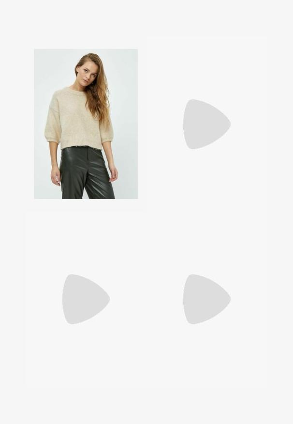 Beige Strickpullover mit rundem Hals, kurzen Ärmeln und geripptem Saum, kombiniert mit dunkelgrünen Lederhosen, die eine strukturierten Oberfläche aufweisen.; Hellblaue Jeans aus Denim, mit geradem Bein, ausgewaschenen Stellen und subtilen Abnutzungen. Verfügt über fünf Taschen und einen klassischen Knopfverschluss.; Schwarze Lackleder-Slingback-High Heels mit spitzem Schuh und einem geometrischen Blockabsatz. Verfügt über ein schlankes, minimalistisches Design und eine glatte Textur.; Schwarze Lederhandtasche mit geschwungener Form, abnehmbarem Tragegurt und goldenen Beschlägen. Die Tasche verfügt über einen Deckel mit einer Schnallen-Details.