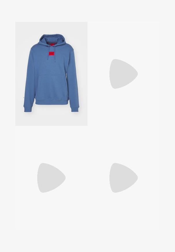 Felpa blu con cappuccio caratterizzata da una tasca a marsupio frontale, cappuccio con cordini e una patch rossa logo. Realizzata in tessuto morbido e testurizzato con polsini a coste.; T-shirt nera in cotone con il testo "HUGO" rosso audace sul davanti, maniche corte, scollo rotondo e vestibilità rilassata.; Pantaloni felpati neri realizzati in tessuto morbido, con vita regolabile tramite cordoncino, vestibilità slim e una patch rossa con logo sulla coscia sinistra.; EA7 Emporio Armani LACES UNISEX - Sneakers basse - black/white