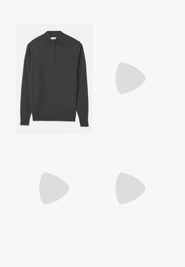 Tmavě šedý svetr s rolákem a zipem, dlouhými rukávy, žebrovanými manžetami a lemem, vyrobený z měkké tkaniny s hladkou texturou.; Černé bavlněné tričko s kulatým výstřihem, krátkými rukávy a bílým logem potisknutým na levé straně hrudi. Jednoduchý, jednobarevný design.; Šedé kalhoty na míru vyrobené z texturované tkaniny, s dvěma předními záhyby a rovnými nohavicemi. Bez viditelných kapes nebo ozdob.; Černé kožené mokasíny s kulatou špičkou, jemným prošíváním a nízkým podpatkem, s hladkým povrchem a minimalistickým designem.