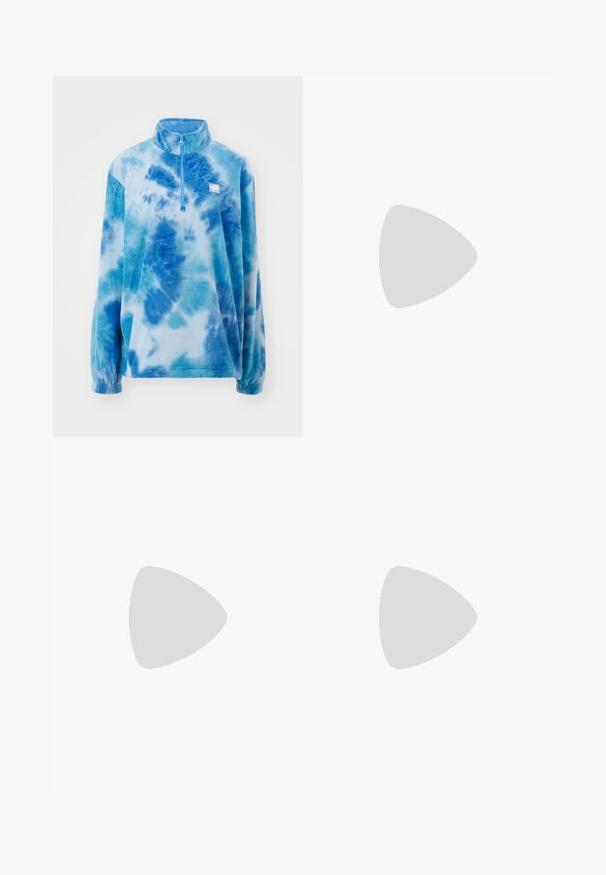 Fleece-genser med glidelås krage, i blå tie-dye mønster. Myk tekstur, lange ermer og en liten logo på brystet.; Svart vide joggebukser med elastisk midjebånd, med hvite sidestriper og brodert logo på venstre lår.; Marineblå Adidas sneakers laget av semsket skinn, med hvite gummisåler, runde tær og en logopatch på tungen. Klare hvite sokker synlige.; Svart stoff crossbody veske med glidelås, med en hvit Adidas-logo og enstripet justerbar stropp for enkel bæring.