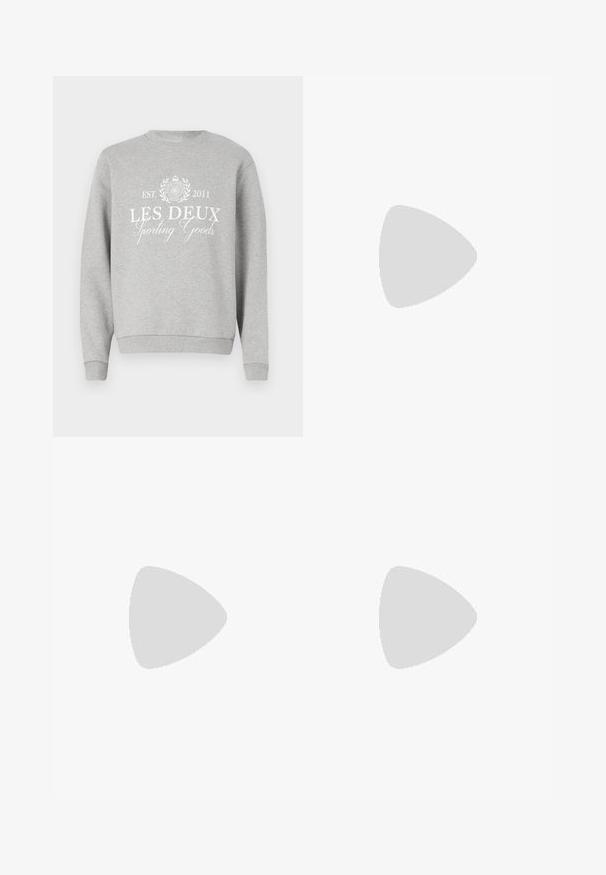 Sweatshirt gris clair à col rond, avec le texte imprimé en blanc "LES DEUX Sporting Goods" et un logo. Manches et ourlet côtelés.; T-shirt noir avec un grand motif abstrait gris clair sur le devant. Manches courtes et encolure ronde classique. Matière en coton.; Jeans en denim bleu foncé avec des détails délavés et usés. Caractéristiques d'un design classique à cinq poches, fermeture éclair et bouton en métal.; Baskets Lacoste en gris foncé, en matériau mesh et synthétique, avec une semelle texturée et des accents marron sur le col et le branding.; Sac banane en imprimé tie-dye bleu marine avec un dessus zippé, en matériau texturé et un logo en évidence sur le devant.