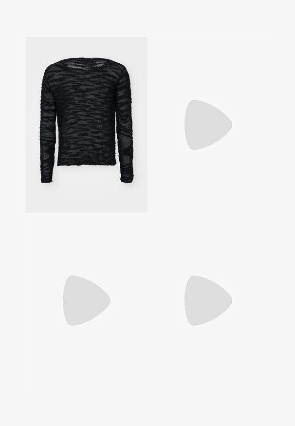 Svart langermet topp laget av gjennomsiktig stoff med en teksturert, stripete mønster. Rund hals og løs passform, med frynset kanter.; Sorte denimshorts med en råkant, med slitte hull og rett snitt. Inkluderer tradisjonelle frontlommer og en metallknapp.; Hvite skinnsneakers med perforeringer, rund tå, flat såle og tykke lisser, med en synlig swoosh-logo og "AIR" på hælen.; Sølv rustfritt stål armbåndsur med en marineblå urskive, metalliske timemarkører og et datovindu ved 3-tiden. Vanntett opptil 50 meter.