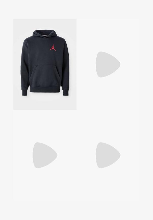 Hanorac bleumarin din material moale, cu buzunar tip cangur și logo Jumpman roșu pe piept. Design clasic cu glugă ajustabilă.; Tricou alb din bumbac cu mâneci scurte, decolteu rotund, croială lejeră și fără logo-uri sau modele vizibile. Textură netedă și design minimalist.; Pantaloni de jogger negri dintr-o țesătură moale, cu talie elastică și șnur, mansete ribbate și un mic logo pe coapsa stângă.; Adidași albaștri din piele cu perforații, vârf rotund, talpă plată și șireturi groase, cu un logo swoosh vizibil și cu inscripția "AIR" pe toc.