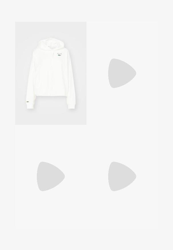 Vit hoodie gjord av mjuk bomull, med en känguruficka, snörning i huven och en liten grön krokodil-logotyp på bröstet.; Svarta plisserade vida byxor med elastisk midjeband. Tyget har vertikala plisseringar och en slät yta.; Svart klacksandaler med flätad remdesign, fyrkantig tå och justerbar vristrem. Ljusbeige fotbädd med glansig svart klack.; Svart läder axelväska med en böjd form, dragkedjestängning och justerbar rem. Har präglad logga på framsidan.