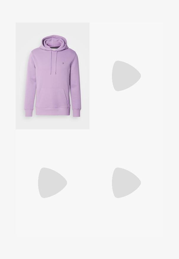 GANT REG SHIELD - Kapucni - orchid lilac; Fekete lenvászon rövidnadrág, húzózsinórral a deréknál, laza szabású és térd alatt végződő kialakítással. Simaság, egyszerű és klasszikus stílus.; Fekete slip-on szandál texturált felülettel és két állítható csattal a tetején, lapos talppal, amelynek mintázata biztosítja a tapadást.; Világos bézs szövetből készült tote táska textúrázott felülettel, két kontrasztos barna bőrkarral és fém kiegészítőkkel a tetején.