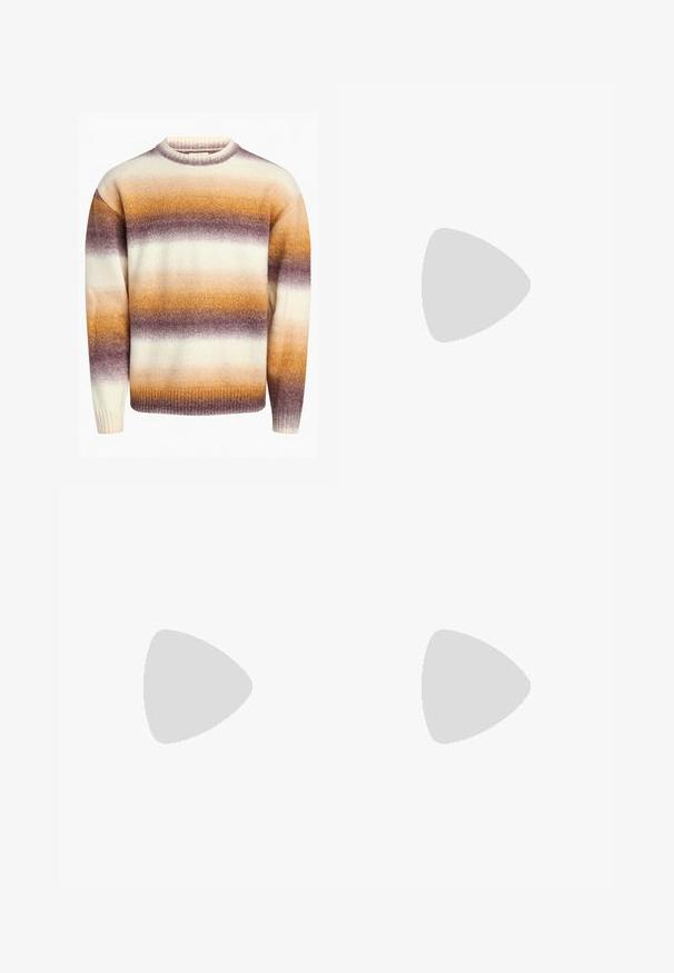 Redefined Rebel JOSEPH BOXY FIT - Strikkegenser - caramel cafe; Svarte treningsshorts med elastisk midje, med hvite side-striper og en logo nederst til høyre. Lett teksturert stoff.; Hvite skinnsneakers med perforeringer, rund tå, flat såle og tykke lisser, med en synlig swoosh-logo og "AIR" på hælen.; Svart tekstil sling ryggsekk med en jevn tekstur, med en buet design, glidelåsrom, og en hvit logo på forsiden.