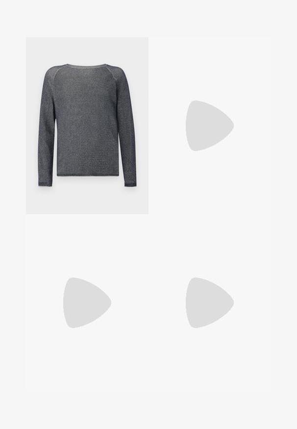 Langarmige marineblauwe trui gemaakt van een gestructureerde breisel. Heeft een ronde hals en versterkte stiksels op de schouders.; Beige katoenen denimjeans met rechte pijpen, vijf zakken, lusjes voor een riem en een ritssluiting. Licht vervaagde textuur en contrasterende stiksels.; Grijze flip-flop met een getextureerde zool en een stevige, gestreepte rubberen band. Heeft een laag profiel en een kleurrijke accenten langs de rand.; Zwarte zonnebril met rechthoekige montuur, grijs getinte glazen en een uitgesneden ontwerp bij de neusbrug. Strak, glanzend kunststof materiaal met smalle veren.