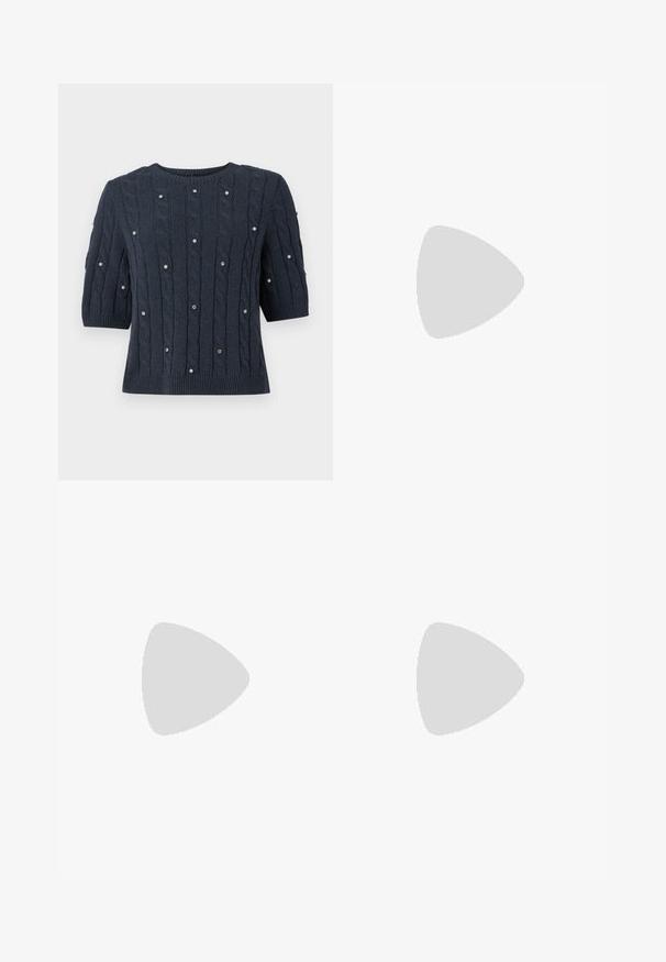 Granatowy sweter dzianinowy z krótkim rękawem, z wzorami warkoczowymi i ozdobnymi akcentami w postaci kamieni w całej konstrukcji. Okrągły dekolt i ściągacz na dole.; Czarne rozszerzane spodnie wykonane z gładkiego materiału, z dopasowaną talią, szczegółami szwów z przodu oraz niewielkim rozszerzeniem zaczynającym się od kolana.; Czarne lakierowane półbuty na obcasie z wydłużonym noskiem i geometrycznym słupkiem. Charakteryzują się eleganckim, minimalistycznym designem oraz gładką fakturą.; Czarna skórzana torba hobo o gładkiej fakturze, zaokrąglonym kształcie i pojedynczym, regulowanym pasku; posiada szerokie otwarcie na górze.