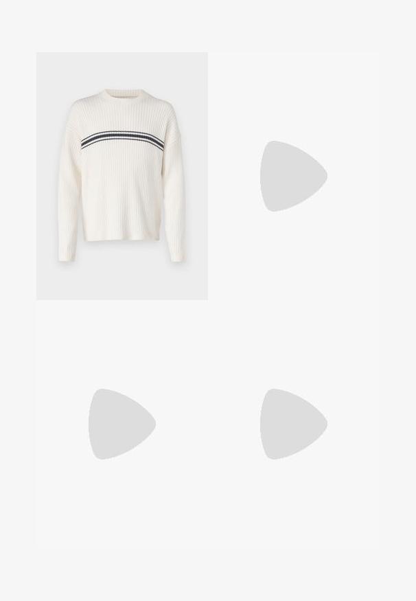 Pulover crem cu model în dungi, cu guler rotund și mâneci lungi. Are dungi orizontale de culoare albastru închis pe piept. Textură moale.; Pantaloni cargo din bumbac alb, cu o croială lejeră. Caracteristicile includ buzunare frontale, accesorii din metal aurit și secțiuni întărite la genunchi.; Pantaloni largi cu carouri maro și albastru, asociați cu pantofi albi cu accente negre și tălpi texturate, împotriva unui fundal verde.; Geantă de umăr neagră, cu un compartiment principal cu fermoar, buzunar frontal, curea ajustabilă și un logo vizibil pe capac.