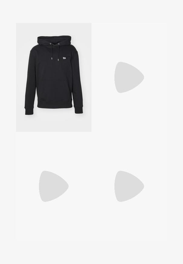 Moletom preto feito de mistura de algodão, com um bolso frontal, capuz com cordão, punhos canelados e um pequeno logótipo bordado no peito.; Jeans de ganga azul claro com cintura alta, fecho frontal, zipper e design de cinco bolsos, dispostos de forma plana sobre um fundo neutro.; Sapato de pele preta com atacadores, bico arredondado, sola de borracha texturizada e costura amarela à volta da base. Design plano e acabamento liso.; Bolsa de ombro em couro preto com fecho em zíper, apresentando um corpo texturizado, costura branca e uma alça com ilhós prateados.