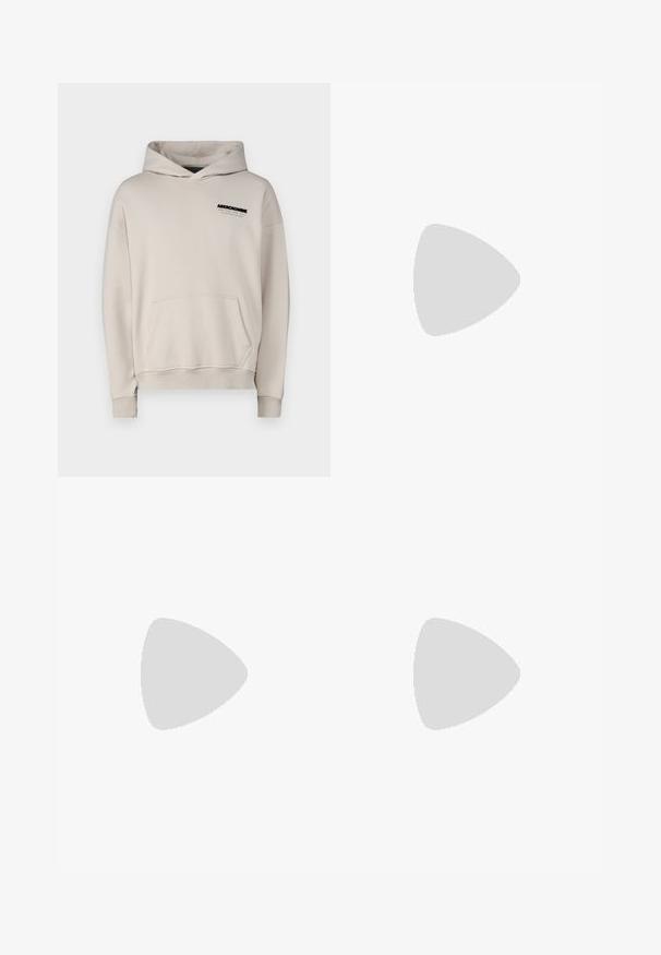 Abercrombie & Fitch Kapucnis pulóver - wind chime; Khaki rövidnadrág lapos derékkal, cipzáros elülső résszel és oldzsebekkel; sima, könnyű anyagból készült, amelynek finom textúrája van.; Fehér bőr sportcipő, dombornyomott mintával, texturált fehér középtalppal és fekete sarokbetéttel. Kerek orrú és lapos fűzőkkel rendelkezik.; Fekete napszemüveg nyolcszögletű kerettel, sötét lencsékkel, fényes felülettel, vékony szárakkal és arany díszítéssel az elülső részén.