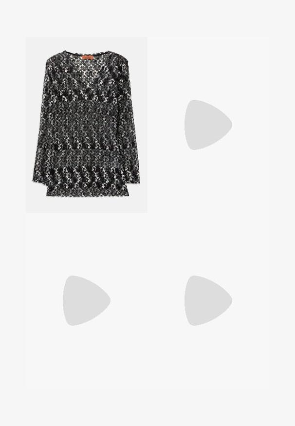 Top de renda preto e branco com decote em V, mangas longas e padrão floral com texturas intrincadas e bordas recortadas.; Calças castanhas em padrão xadrez com corte reto, apresentando um tecido texturizado e cores subtis de bege e castanhos mais escuros ao longo do padrão.; Sapato slingback em couro preto com biqueira fina, tiras decorativas com ilhós de metal e um pequeno salto quadrado. Superfície texturizada.; Bolsa crossbody de couro texturizado castanho com alça de corrente dourada e fecho com aba. A parte da frente apresenta detalhe do logótipo e um bolso sob a aba.