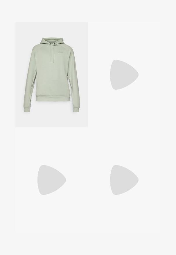 Hanorac verde deschis cu buzunar tip cangur, glugă cu șnur și manșete din material elastic. Prezintă un mic logo Nike negru pe piept.; Tricou alba cu maneci lungi, confectionat din bumbac. Prezinta un decolteu clasic rotund si cusaturi pe umeri lasati, avand o textura neteda si simpla.; Pantaloni de trening negri, cu talie elastică, cu o croială lejeră, la baza pantaloni fiind strânși, având o textură netedă și fără modele sau accente metalice vizibile.; Adidași albaștri din piele cu perforații, vârf rotund, talpă plată și șireturi groase, cu un logo swoosh vizibil și cu inscripția "AIR" pe toc.