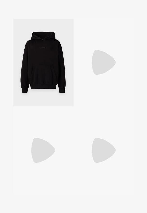 Hanorac negru dintr-un amestec de bumbac, având un buzunar frontal tip kangaroo, mansete ribbate și glugă, cu logo-ul "PEGADOR" imprimat pe piept.; Tricou alb cu dungi, cu decolteu rotund și bretele late. Textură moale a țesăturii și tivuri cusute. Design simplu, ajustat.; Blugi din denim gri cu o croială slim, având o spălare îmbătrânită, cinci buzunare, închidere cu nasture și detalii subtile de cusătură.; Botine negre din piele sintetică, până la genunchi, cu o suprafață netedă, panouri laterale elastice și o talpă joasă, plată pentru confort.
