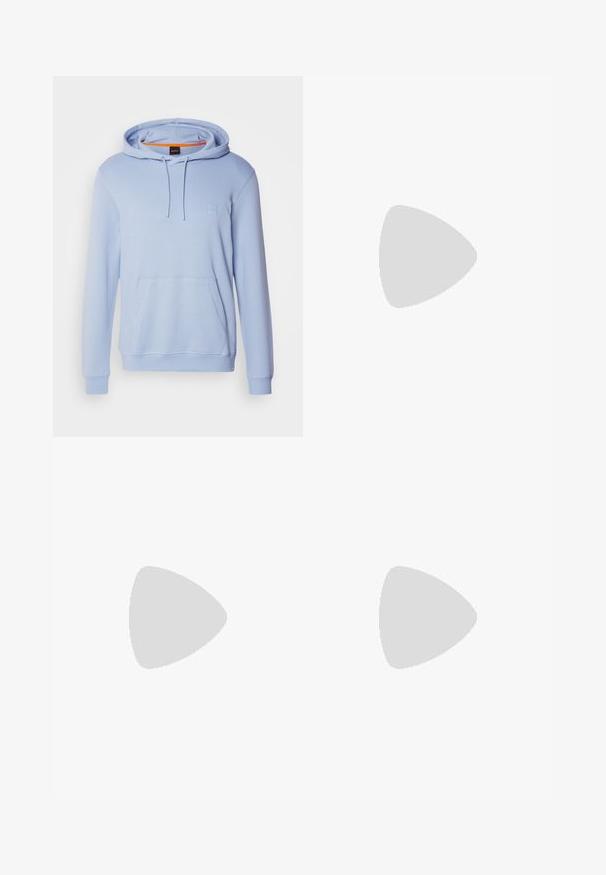 Lys blå hettegenser laget av myk stoff med kengurulomme, snøring på hetten, og liten logo-patch på brystet.; Kremfarget kortermet T-skjorte med høy krage, med "BOSS" trykket i svart på den fremre kragen og på innermetikk.; Sorte slim-fit joggebukser med hvit snor, ribbede mansjetter og subtil logo på den øvre låret mot en ensfarget bakgrunn.; Sorte sneakers med glatt skinnøvre, rund tå, flate lisser, polstret krage og minimalistisk design. Gummisåle med subtilt mønster.