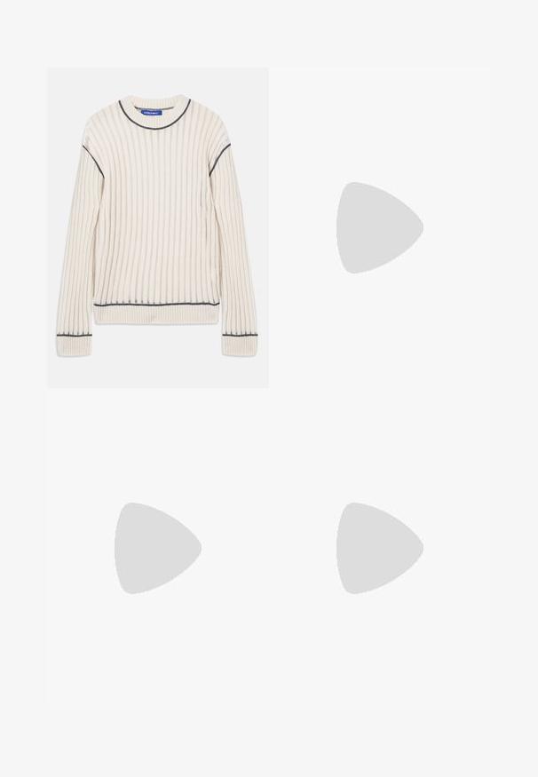 Off-white geripptes Sweatshirt aus weichem Material, mit dunkelgrauen Akzenten am Halsausschnitt und am Saum, ausgestattet mit langen Ärmeln.; Schwarze, weite Hose mit gefälteltem Vorderteil, seitlichen Taschen und einer glatten Stoffstruktur. Entworfen für eine entspannte Passform.; Burgunderfarbene Lederloafer mit abgerundeter Zehenform, gestickten Details und einem kleinen dekorativen Akzent auf dem Blatt. Flache, kontrastierende Sohle.; Braune Leder-Umhängetasche mit einem umklappbaren Deckel, verstellbarem Tragegurt, Metallbeschlägen und glatter Oberfläche. Enthält einen Frontverschluss mit Schlaufe.