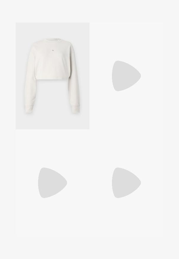 Sudadera recortada de tejido gris claro, con mangas largas, escote redondo y un pequeño logo en el centro. Textura suave.; Falda blanca plisada con una cinturilla elástica negra que presenta el logotipo "LACOSTE". Diseño de longitud media con textura suave.; Zapatillas blancas de cuero con una suela blanca gruesa, acento en el talón de ante negro y logo grabado en el lateral. Diseño de cordones con seis ojales.; Gafas de sol negras de gran tamaño con una forma geométrica, que presentan lentes oscuros y un detalle gris contrastante en la montura. Logo en la pata.