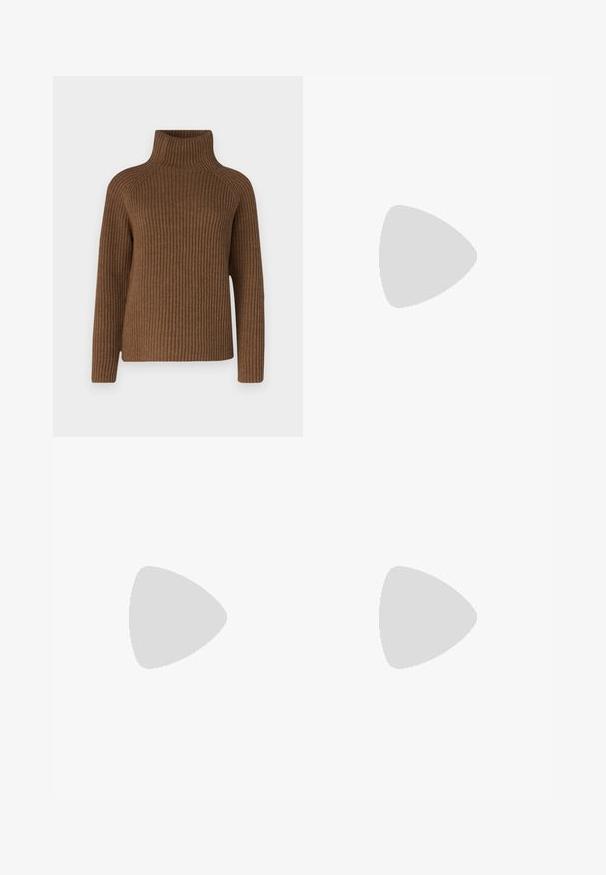 Braun gerippter Rollkragenpullover mit langen Ärmeln, ausgestattet mit einem eng anliegenden hohen Kragen und einem lockeren Schnitt, gefertigt aus strukturiertem Strickmaterial.; Helle blaue Denim-Jeans mit hoher Taille, weitem Beinschnitt, zwei seitlichen Taschen und gefaltetem Design. Weiche Textur mit einem ausgebleichten Finish.; Schwarze Leder-Slingback-Pumps mit spitzem Schuhblatt, ausgestattet mit einem schlanken Absatz und einem goldfarbigen Akzent am verstellbaren Riemen. Glatte Textur.; Schwarze Lederhandtasche mit einem strukturierten Design, das eine verkürzte Form, einen oberen Griff und goldfarbene Hardware-Details aufweist. Verstellbarer Schulterriemen ist enthalten.