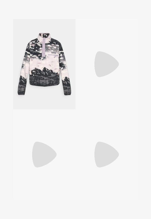 Fleece genser i svart, hvitt og rosa med fjellandskapstrykk, lilla krage, knappestolpe og lomme med glidelås foran.; Svart langermet T-skjorte laget av bomull med rund hals. Har en liten hvit logo på venstre brystområde. Enkelt design og passform.; Svarte nylon cargo-bukser med glidelås og justerbare mansjetter, flere lommer og en logo på høyre bein. Glatt, lett tekstur.; Beige og krem joggesko med teksturert mesh-overdel, støttende overlegg og gummisåle med et mønster for godt grep.