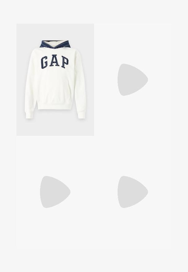 Λευκή βαμβακερή κουκούλα με μπλε ριγέ κουκούλα, που διαθέτει μεγάλο λογότυπο "GAP" σε μπλε στο μπροστινό μέρος. Περιλαμβάνει μπροστινής τσέπη και ριμπ μανσέτες.; Μαύροι ψηλόμεσοι παντελόνια με ίσια εφαρμογή, κατασκευασμένα από λείο ύφασμα. Διαθέτουν θηλιές ζώνης και λεπτομέρεια πτυχής κατά μήκος του μπροστινού μέρους.; Λευκά δερμάτινα αθλητικά παπούτσια με απλή επιφάνεια, στρογγυλή μύτη, επίπεδα κορδόνια και ανάγλυφη σόλα. Γκρι σουέτ λεπτομέρεια στη φτέρνα.; Διαφανή πλαστικά γυαλιά ηλίου με ορθογώνιους καφέ φακούς, με λεπτούς, διαφανείς βραχίονες και μεταλλικές λεπτομέρειες στους βραχίονες.