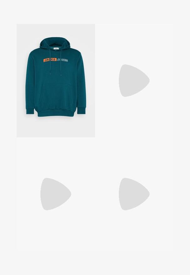 Jack & Jones JJECORP ciemnozielony; Jack & Jones JPSTBILL JJDAYTONA kamień; Czarne skórzane mokasyny z okrągłym nosałem, wsuwanym fasonem i grubą gumową podeszwą z teksturowanym uchwytem. Podwyższona pięta i subtelne detale przeszycia.; Czarne prostokątne okulary przeciwsłoneczne z ciemnymi soczewkami, charakteryzujące się grubą oprawką, subtelnymi akcentami po bokach i brakiem widocznych logo poza nazwą marki.; Srebrny zegarek ze stali nierdzewnej z niebiesko-czerwonym pierścieniem, granatową tarczą, białymi znacznikami godzin, kwarcowym mechanizmem, wodoszczelny do 200m oraz z wyświetlaczem daty.