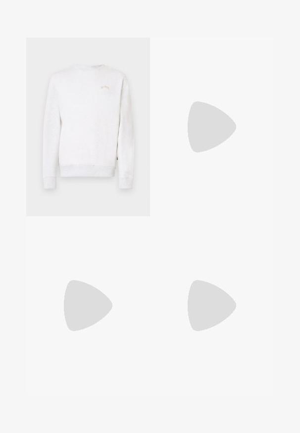 Gaiši pelēks džemperis no mīksta kokvilnas ar apļveida kakla izgriezumu, ribotām aprocēm un mazu izšūtu logotipa detaļu krūšu rajonā.; Melnas bikses, izgatavotas no izturīga auduma, ar taisnu kāju dizainu, jostu ar cilpiņām un šuvēm papildu tekstūrai.; Puma kedas baltā un melnā zamšā, ar brūnu gumijas zoli. Pāris ar baltām zeķēm, kurās redzams melns logo, nēsātas ar tumšām biksēm.; Zelta ķēdes kaklarota ar lielām savstarpēji savienotām saitēm, centrā ar apaļu piekari, kurā ir izcelts emblema.