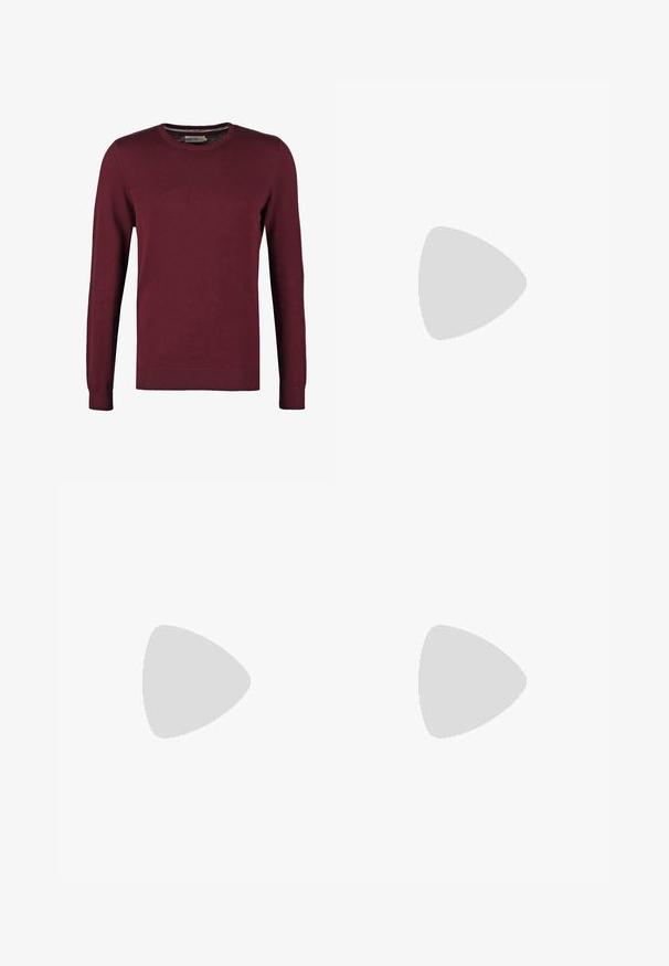 Pulover burgundy cu guler rotund, realizat dintr-un material neted, cu mâneci lungi și manșete și tiv cu bandă pentru o textură suplimentară.; Tricou alb din bumbac, cu guler rotund, mâneci scurte și un mic logo bleumarin pe partea stângă a pieptului. Textură netedă, design simplu.; Chino-uri albe din bumbac, cu front plat, bucle pentru curea, două buzunare laterale și un singur buzunar la spate. Textură netedă cu croi drept.; Pacienți albi confecționați din material sintetic texturat, având un logo bleumarin, un design cu șireturi și o talpă din cauciuc cu profil redus.