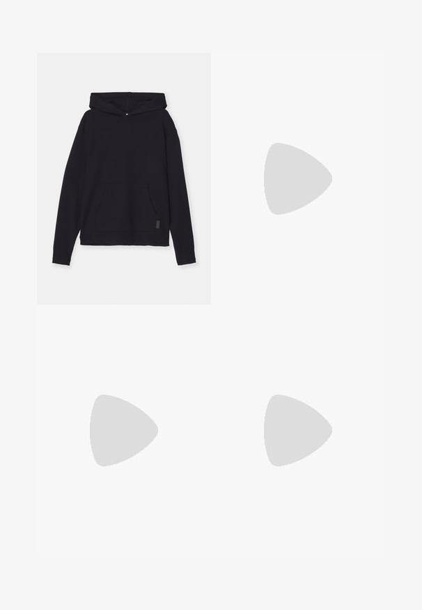 sandro HOME - Sweatshirt - marine; Hvit bomulls T-skjorte med korte ermer og ribbet krage som har grønne og svarte striper; liten grønn brodert logo på venstre bryst.; Hvite joggebukser med mørkegrønne sidelommer. Lett materiale, elastisk midje og mansjetter ved buksebenene. Har mesh-struktur på sidene.; Hvite joggesko med en glatt tekstur, med en grønn detalj på hælen og en liten brodert krokodillelogo på siden.