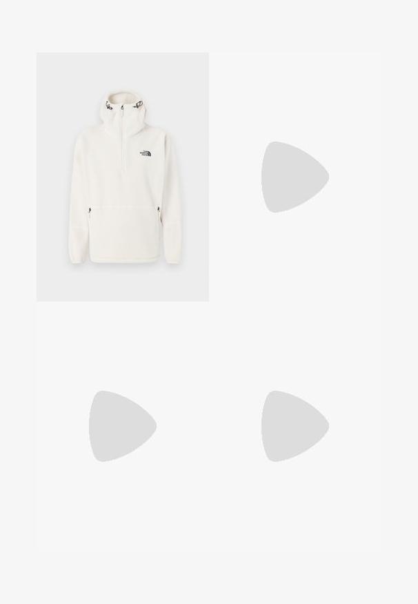 Pullover de polar branco com meia zipper, cordões ajustáveis na capucha, bolsos laterais com fecho e o logótipo The North Face no peito.; Sutiã desportivo preto com decote redondo e design às costas em estilo nadador. Apresenta uma faixa na cintura reforçada com a marca "carhartt" em branco. Textura de tecido suave.; Calções caqui com uma cintura plana, fecho de correr à frente e bolsos laterais; feitos de um tecido liso e leve com uma textura subtil.; Tênis de couro brancos e bege com biqueira arredondada, caixa de biqueira perfurada e detalhes em bege. Usados com jeans de denim azul sobre uma superfície verde.