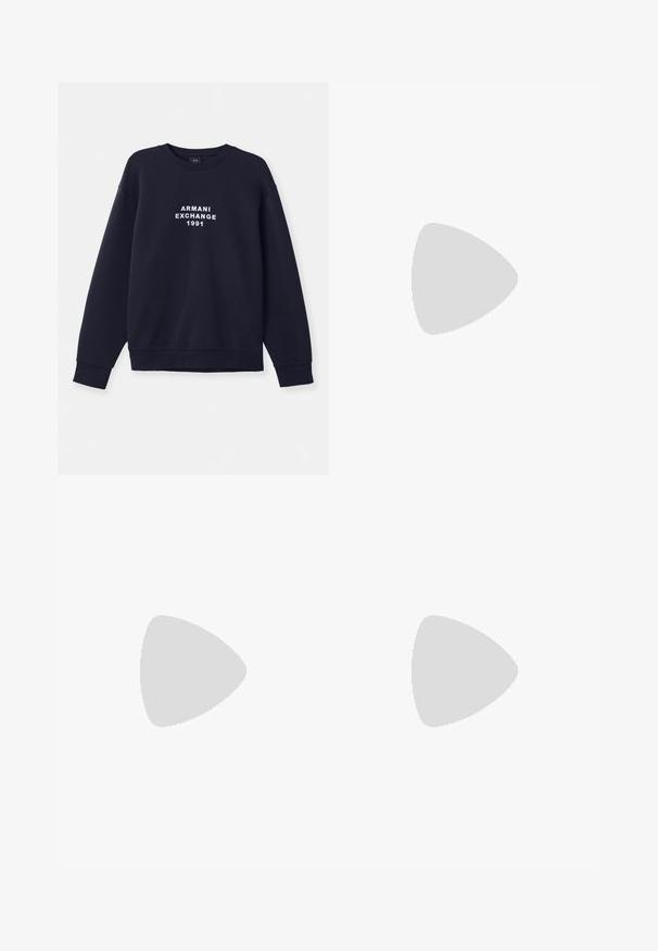 Sweatshirt bleu marine à manches longues, col rond et poignets côtelés. Présente le logo blanc "ARMANI EXCHANGE 1991" imprimé sur le devant.; Filippa K TERRY CROPPED TROUSERS - Pantalon classique - sage melange; Baskets blanches avec des accents en daim, bout arrondi, lacets plats et semelle en caoutchouc crème. Présente une marque verte sur le talon.; Lunettes de soleil noires rondes avec verres sombres et branches en métal fines. Comprend des embouts transparents et des accents argentés au niveau de la charnière. Design minimaliste.
