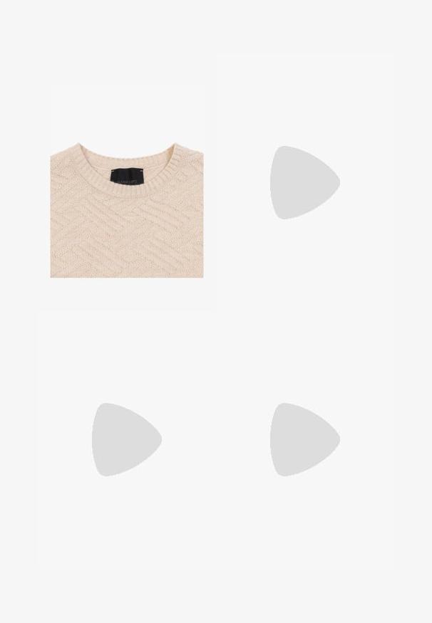 Maglione beige con un motivo a spina di pesce testurizzato, colletto a coste e etichetta con la scritta "GIANNI LUPO" in nero.; T-shirt in misto cotone grigio con logo Nike nero; presenta una piccola etichetta Nike sull'orlo laterale; design semplice, maniche corte.; Pantaloni cargo beige in un leggero cotone. Presentano polsini elasticizzati, molteplici tasche laterali e una chiusura con bottone.; Sneakers in pelle bianca con perforazioni, punta rotonda, suola piatta e lacci spessi, con logo swoosh visibile e "AIR" sul tallone.