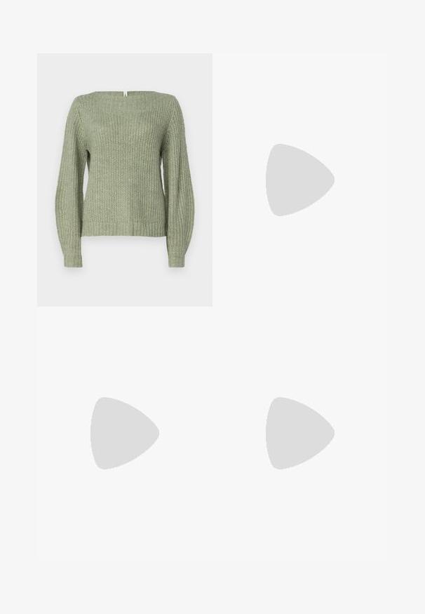 ONLY ONLFILIZ BOAT NECK - Strickpullover - hedge green; Helle blaue Schlagjeans aus Denim mit hoher Taille, fünf Taschen und subtilem Farbverlauf bis zum Saum.; Braune Leder-Cowboy-Stiefel mit spitzem Punkt und Blockabsatz, die über detaillierte Stickereien und hervorgehobene Akzente am Schaft verfügen.; Frau mit langen dunklen Haaren, die einen schwarzen Anzug trägt und eine schwarze Lederschultertasche hält, schaut über ihre Schulter vor einem weißen Hintergrund.; Silberne Creolen mit gedrehter Gestaltung, ausgestattet mit einer polierten Oberfläche und einer Steckverschluss. Sie haben einen Durchmesser von ca. 3 cm.