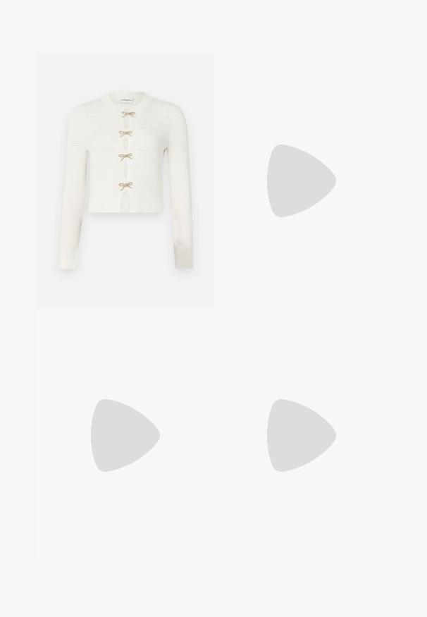 Hvit strikket kort cardigan med lange ermer, teksturert design og fem gull sløyfe-lukkinger foran.; Hvit kortermet t-skjorte laget av ribbestrikket materiale. Rund hals, vanlig passform og subtile sømdetaljer. Ingen mønstre eller grafikk.; The Kooples Jeans relaxed fit - baby blue; Svart skinnballettflatt med rund tå, glatt tekstur, minimal sømdetalj, og et fleksibelt såledesign.