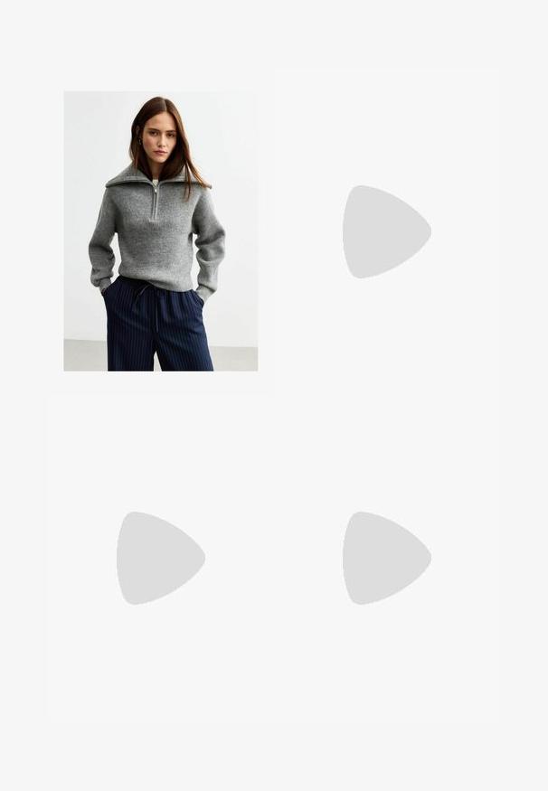Pullover grigio lavorato a maglia con colletto alto e zip, caratterizzato da una texture a coste e maniche lunghe. Abbinato a pantaloni a righe blu navy.; Pantaloni neri a gamba dritta, con tasche frontali e spacchi laterali all'orlo. Realizzati in tessuto morbido e liscio. Adatti a diverse occasioni.; Sandali con tacco in vernice nera, con punta squadrata, cinturini alla caviglia e fibbie in argento. Presentano un tacco a blocco spesso per maggiore stabilità.; Borsa tote in pelle nera con texture liscia, forma rettangolare e due manici lunghi. Nessun hardware o decorazione visibile.