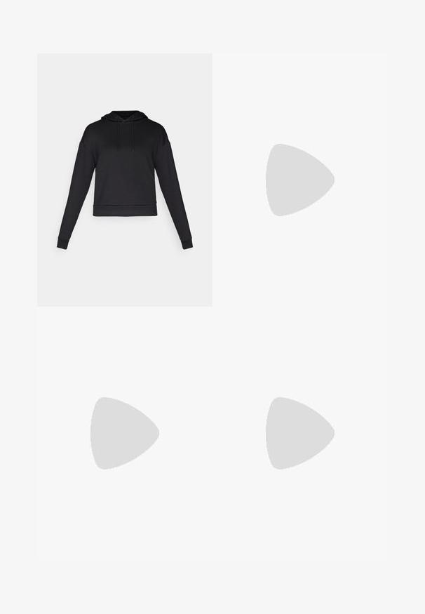 Svart hettegenser laget av mykt stoff. Den har lange ermer, en frontlomme og ribbestrikket kant. Ingen synlige mønstre eller metallkomponenter.; Svart atletisk tanktopp laget av glatt stoff, med et kryssryggdesign og en liten logo på øverste venstre side.; Sorte leggins laget av elastisk stoff, med høy midje og en hvit logo trykt på nedre venstre ben. Glatt tekstur.; Sorte treningssko med en teksturert overdel, elastiske stropper og en tykk hvit mellomsåle. Har en grå aksent langs sålen.