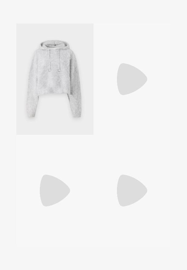 Grå kortämd hoodie i mjukt, fluffigt material. Har en dragsko med silverringar och lång ärm.; Svarta, löst sittande joggers med elastiskt midjeband och sidofickor, med kontrasterande ljusbeiga ränder längs benen.; Svart ankelboot tillverkad av glansigt läder med spetsig tå och smal klack, med en slät yta och minimalistisk design.; Svart läder axelväska med dragkedjestängning, som har en texturerad yta, vit sömnad och ett bälte med silveröglor.