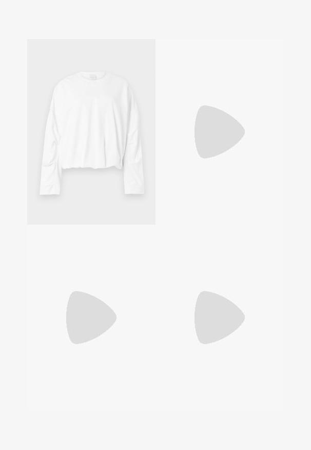 Sudadera corta blanca de manga larga con cuello redondo y material de algodón suave. Presenta un ligero fruncido en la cintura y una textura suave.; Pantalones negros ajustados con un diseño de pierna recta, que presentan una textura suave y pliegues nítidos en el frente. Sin herrajes visibles.; Tacones negros de piel sintética tipo slingback con punta afilada, que cuentan con un tacón delgado y un detalle en tono dorado en la correa ajustable. Textura suave.; Bolso de mano de cuero negro con un diseño estructurado, que presenta una forma recortada, asa superior y acentos en dorado. Correa de hombro ajustable incluida.