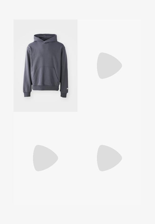 Tmavošedá mikina vyrobená z bavlneného zmesi, so prednou kapsou, rebrovanými manžetami a logom na dolnom leme. Mäkká textúra.; Čierne bavlnené tričko Nike s klasickým okrúhlym výstrihom, krátkymi rukávmi a jemne embosovaným logom na hrudi. Hladká textúra.; Čierne šortky s pásom na stiahnutie, z ľahkej látky s hladkou textúrou a jednoduchým dizajnom bez viditeľných log alebo vzorov.; Čierne športové topánky s textúrovanou tkaninou a gumovou podrážkou, so elastickými šnúrkami a modrým akcentom na päte. Nosia sa s svetlými riflami.