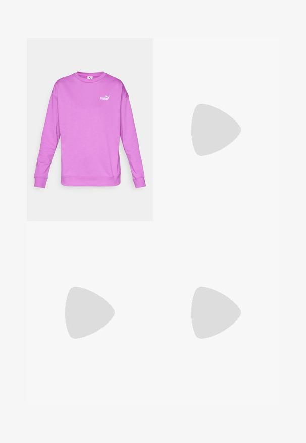 Puma SMALL LOGO RELAXED CREW - Felpa - wild berry; Top corti sportivo nero realizzato in materiale liscio, con scollatura quadrata e spalline larghe. Include un piccolo logo bianco sul lato.; Pantaloni sportivi neri con cintura elasticizzata, tessuto morbido e design a vestibilità ampia. I pantaloni presentano tasche laterali e una lunghezza a metà coscia.; Scarpe sportive nere con tessuto testurizzato, suola bianca e lacci neri. Indossate con calzini bianchi a costine, in piedi su una superficie chiara.
