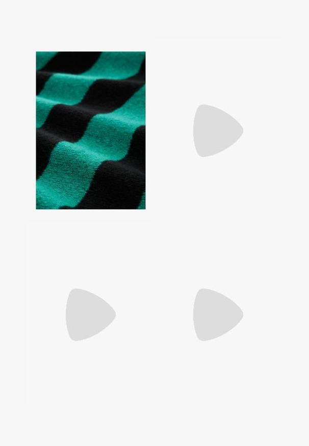 Gewebter Stoff mit abwechselnden Streifen in Türkis und Schwarz. Die Textur ist weich und fuzzy, mit sichtbaren Fasern und einem diagonalen Muster.; Weite Hosen aus dunkelblauem Stoff mit einer glatten Textur, Vorderfalten und dekorativen goldfarbenen Ösen an den Seitentaschen.; Schwarzer Lackleder-Pumps mit spitzer Zehenform und Blockabsatz. Verfügt über einen dekorativen Riemen und eine Schnallendetail auf dem Vorderblatt.; Schwarze Handtasche mit strukturierter Form, glatter Textur und einem metallischen Verschluss. Kombiniert mit weiten schwarzen Hosen und offenen Sandalen auf einem Holzboden.