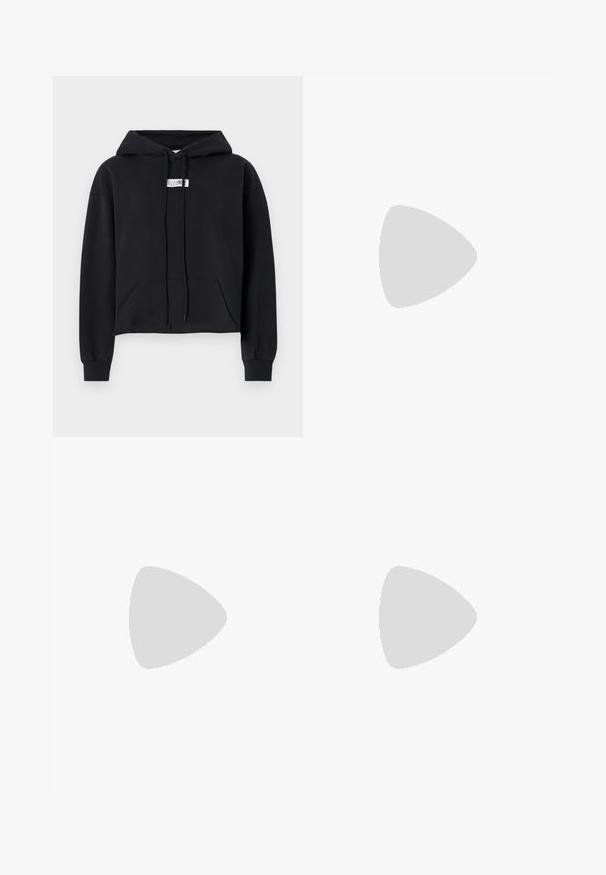 MM6 Maison Margiela Džemperis su gobtuvu - washed black; Juodos, laisvos kelnės su elastinga juosmens juosta ir reguliuojamais raišteliais ties kulkšnimis. Lygus audinys su subtiliu blizgesiu.; Juodos ir sidabrinės sportinės bateliai, su tinkline ir sintetine viršutine dalimi, išsiskiriantys unikaliu banginiu dizainu ir paminkštinta apykakle, su oro pagalvėmis pado viduje.; Juodas audinio rankinis krepšys su unikaliu V formos dizainu ir glotnia tekstūra. Turėdamas trumpą rankeną su minimalistišku detalizavimu.; Juodos bepirštės pirštinės, pagamintos iš tamprus materijos, su atviru delnu, su sukibimo akcentais ir balta Nike logotipu.