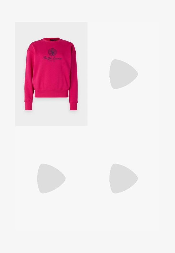 Polo Ralph Lauren STANDARD LONG SLEEVE - Sudadera - pink sky; Pantalones rectos de color azul marino con lazos para cinturón, cierre frontal con botón y bolsillos laterales, dispuestos sobre un fondo blanco.; Zapatillas de cuero blancas, diseño de corte bajo, con una textura suave, puntera redonda, cordones en la parte delantera y un pequeño logo bordado en el lateral.; Bolso de cuero color tan con forma curva, hardware dorado y una correa delgada para el hombro. Presenta un cierre de cremallera y un detalle del logo en la parte frontal.