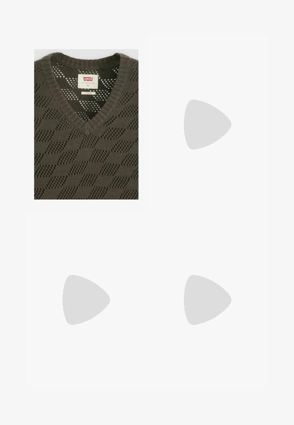 Tummanoliivinvihreä neulepaita, jossa on V-pääntie, teksturoitu timanttikuosi ja Levi's-tunnus pääntien sisäpuolella.; Mustat nahkasuorat lahkeet, joissa on vyölenkit ja sivutaskut, esitettynä yksinkertaisen vaalean taustan edessä.; Valkoinen nahkakenkä, jossa on teksturoitu yläosa, pyöreä kärki, minimalistinen muotoilu ja kumipohja, jossa on ommeltu yksityiskohta.; Tummansininen villahuivi, jossa on hapsureunat ja pieni, brodeerattu logo ratsastajasta. Pehmeä rakenne, suorakaiteen muotoinen.