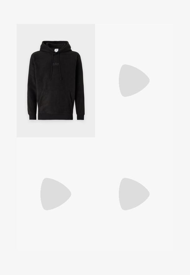 Hanorac negru din fleece, cu buzunar tip kangur, glugă cu șnur și logo-ul GAP brodat discret cu fir închis pe piept. Textură moale.; Jeans din denim albastru deschis, cu o croială lejeră, având cinci buzunare, fermoar la brâu și un aspect uzat pe coapse și genunchi.; Pantofi din piele neagră cu vârf rotunjit, design cu şireturi şi o talpă groasă, texturată. Purtați cu pantaloni negri bine croiți și un pulover cu ripuri.; Ochelari de soare cu un cadru metalic argintiu, lentile nuanțate de gri și un design aerodinamic, cu colțuri ascuțite și brațe subțiri.