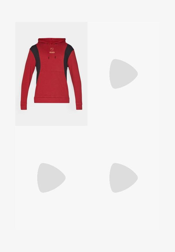 Felpa rossa con pannelli laterali neri, cordini regolabili e logo centrale. Realizzata in tessuto morbido con polsini e orlo a coste.; Jersey a maniche corte rosso e rosa con colletto arrotondato, caratterizzato da un motivo grafico e un logo centrale di due tori. Realizzato in tessuto traspirante.; Pantaloni neri realizzati in tessuto resistente, con un design a gamba dritta, una cintura con passanti per la cintura e cuciture per una maggiore texture.; Sneakers Puma in suede bianco e nero, con suola in gomma marrone. Abbinati a calzini bianchi con logo nero, indossati con pantaloni scuri.