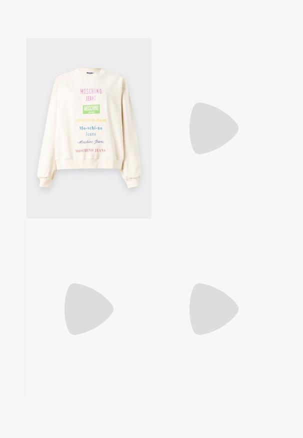 Felpa di colore crema con maniche lunghe, caratterizzata da vari design del testo colorato "Moschino Jeans", inclusi font a blocchi e corsivi.; Leggings neri realizzati in materiale elasticizzato, con un alto punto vita e un marchio verticale colorato sul fianco sinistro in rosa e verde.; Stivali Moon Boot bianchi con parte superiore in pelliccia sintetica, chiusura con lacci sul davanti e suola in gomma. Finitura testurizzata e logo impresso sul lato. Design chunky e imbottito.; Borsa a mano in pelle nera con design curvo, caratterizzata da borchie argentate, una fibbia e due tasche laterali. Tracolla regolabile per diverse opzioni di trasporto.