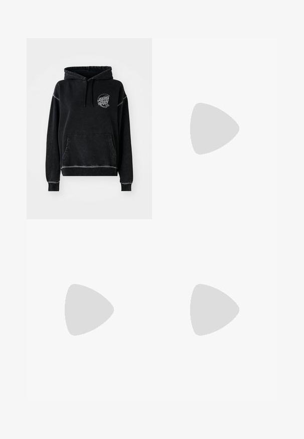 Svart hettegenser med frontlomme, snorhette og et sirkulært hvitt logo som har «SANTA CRUZ». Myk, børstet tekstur.; Blå denimbukser med en blanding av mørke og lyse blå nyanser, med strammemyrer i livet og en løs, vid bendesign.; Blå ruskinnsneakers med hvite striper, gummisåle, rund tå og tekstillisser. Kombinert med kremfargede sokker på en grønn overflate.; Et par rektangulære solbriller med lys blå gjennomsiktige rammer og mørke grå linser, med rette stenger og minimale maskinvare detaljer.